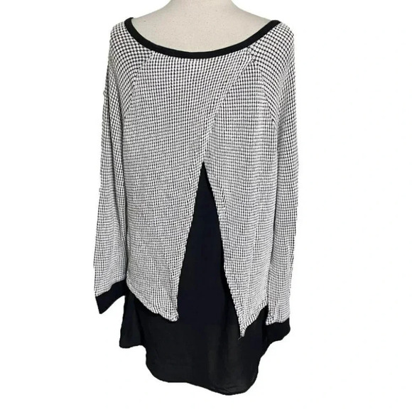 Concepts 2X black + white textured high low scoop neck top‎ - Picture 6 of 9